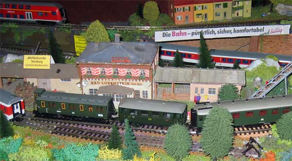Personenwagen aus unterschiedlichen Eisenbahnepochen