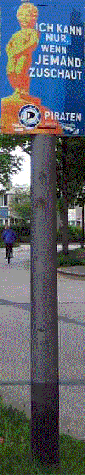 Geschönte Piratenplakat an Laternemast vor Haustür von GedichtAktuell