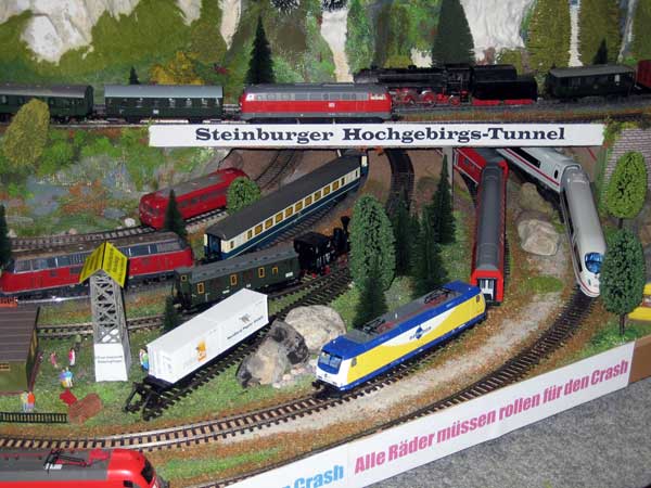 Zuggewimmel vor, vor und unter dem Steinburger Hochgebirge